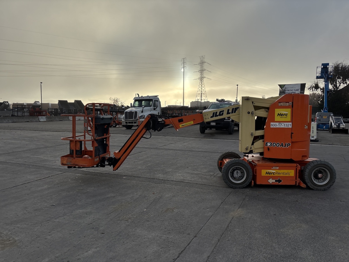 2017 JLG E300AJP-2