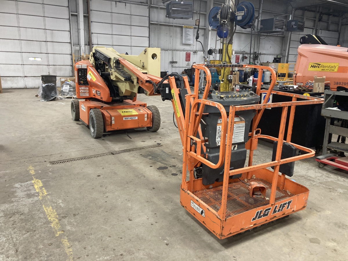 2017 JLG E400AJPN-4