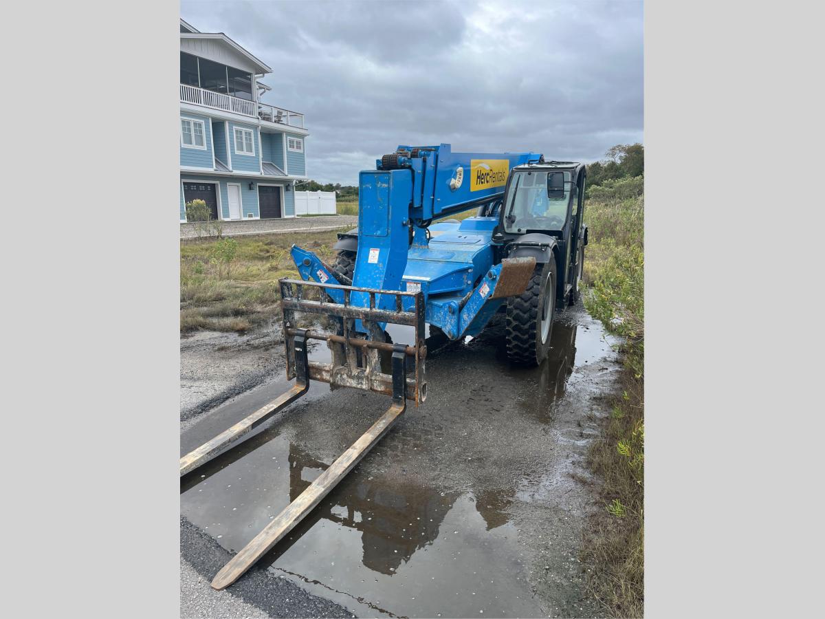 2017 Genie GTH-1056