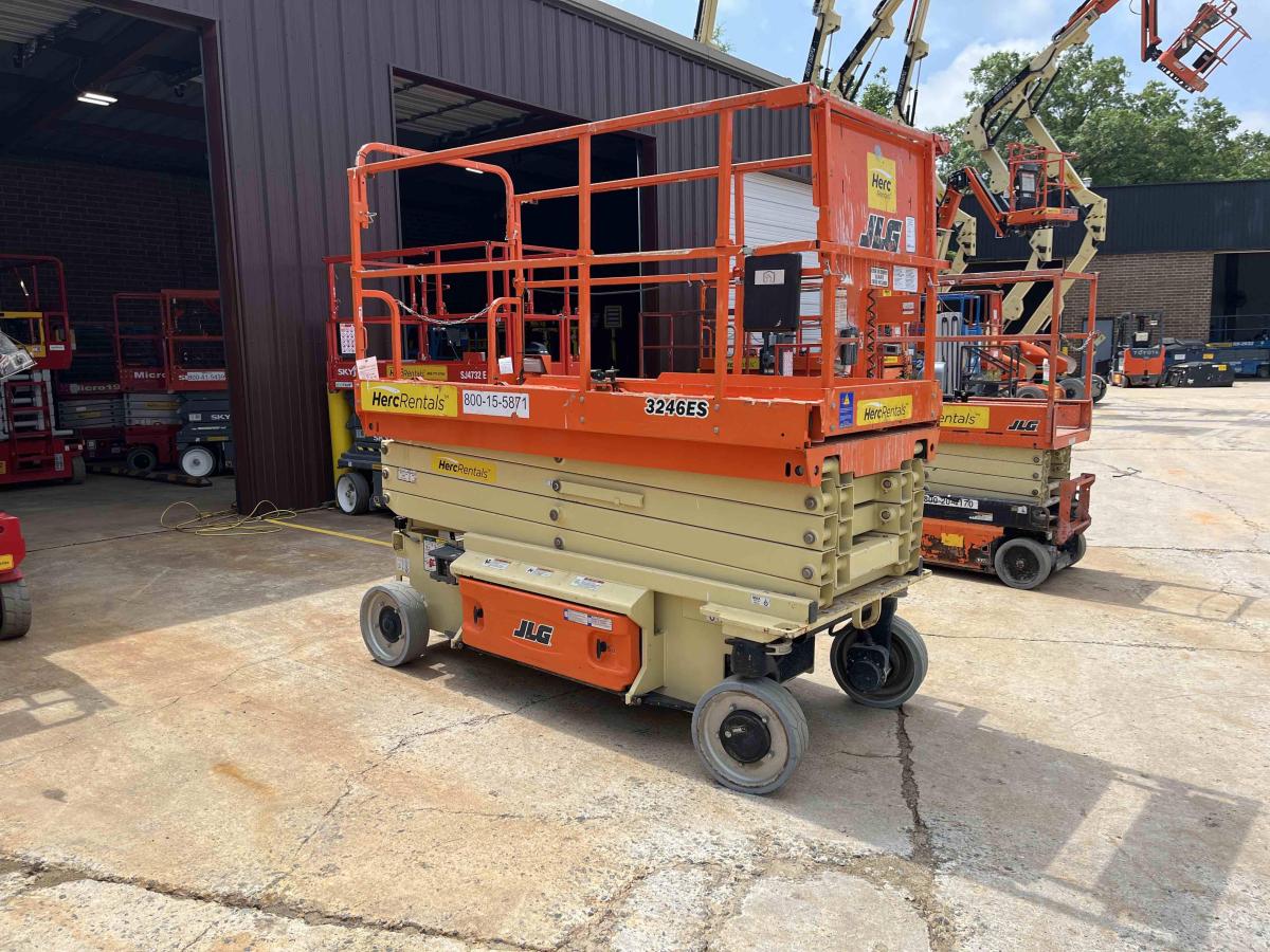 2017 JLG 3246ES