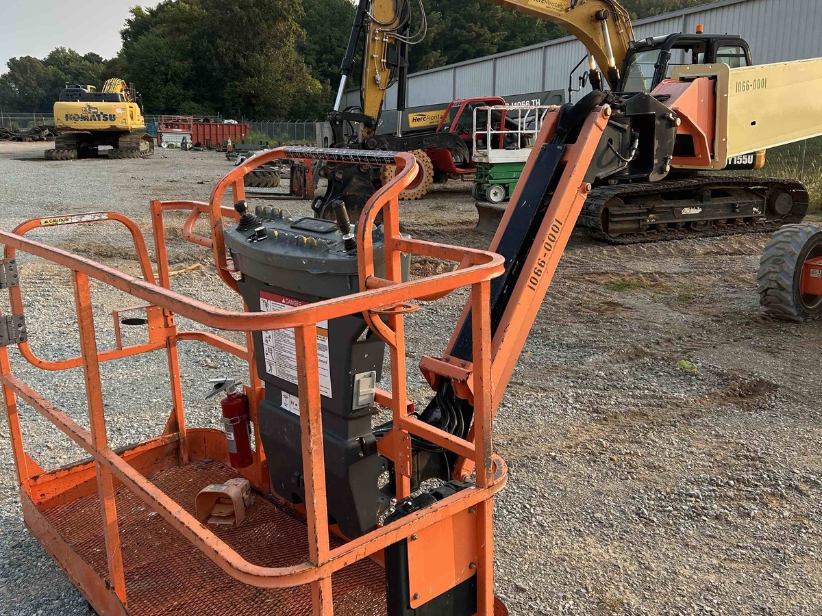 2016 JLG M600JP-8