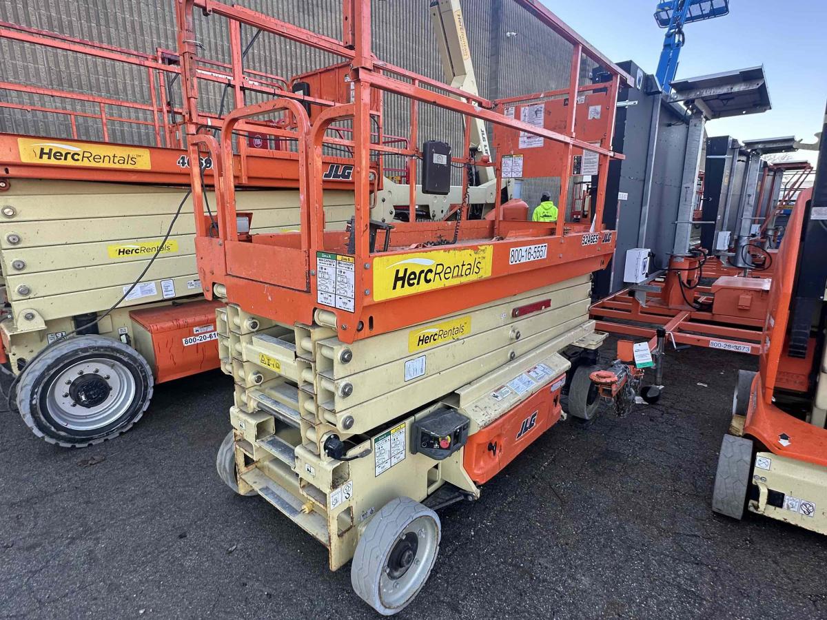 2017 JLG 3246ES