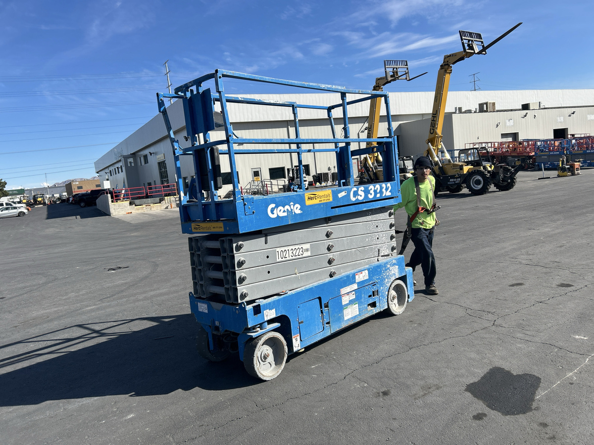2017 Genie GS-3232