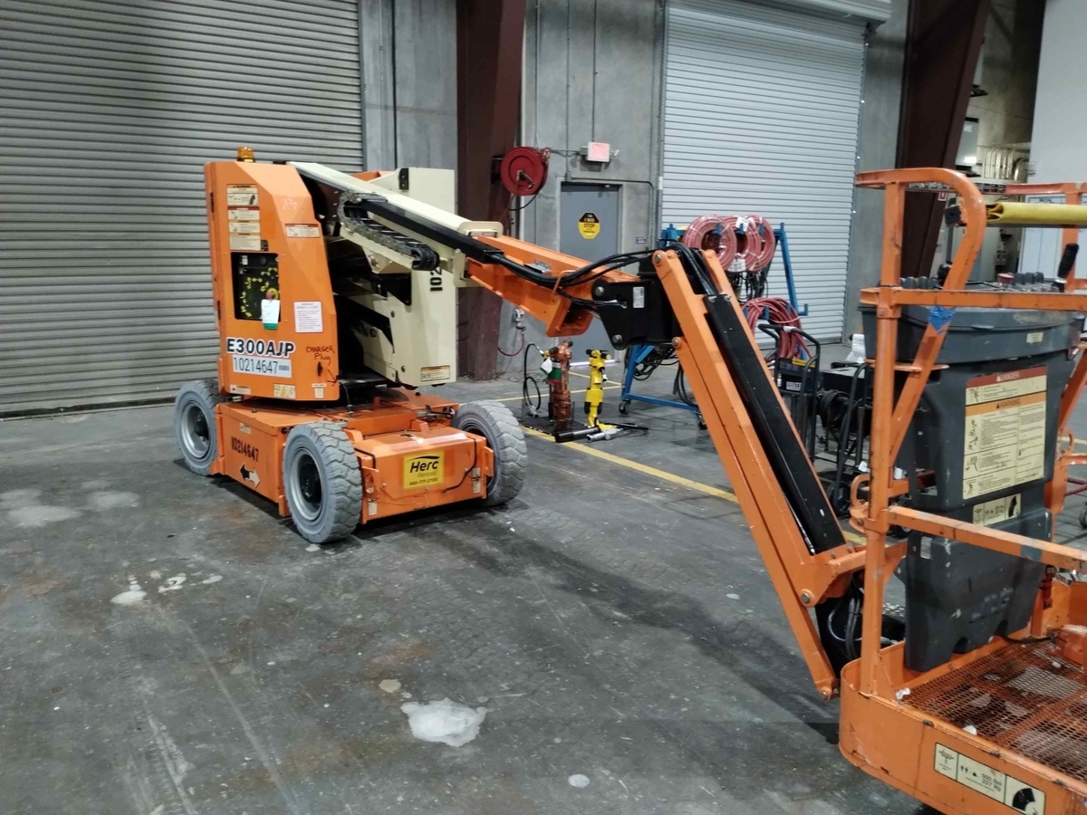 2017 JLG E300AJP
