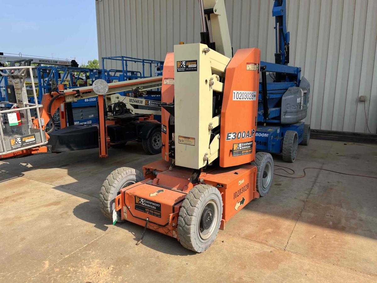 2016 JLG E300AJP