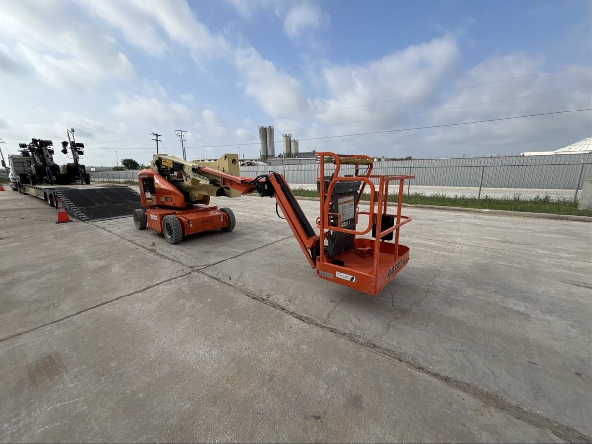 2018 JLG E400AJPN-2