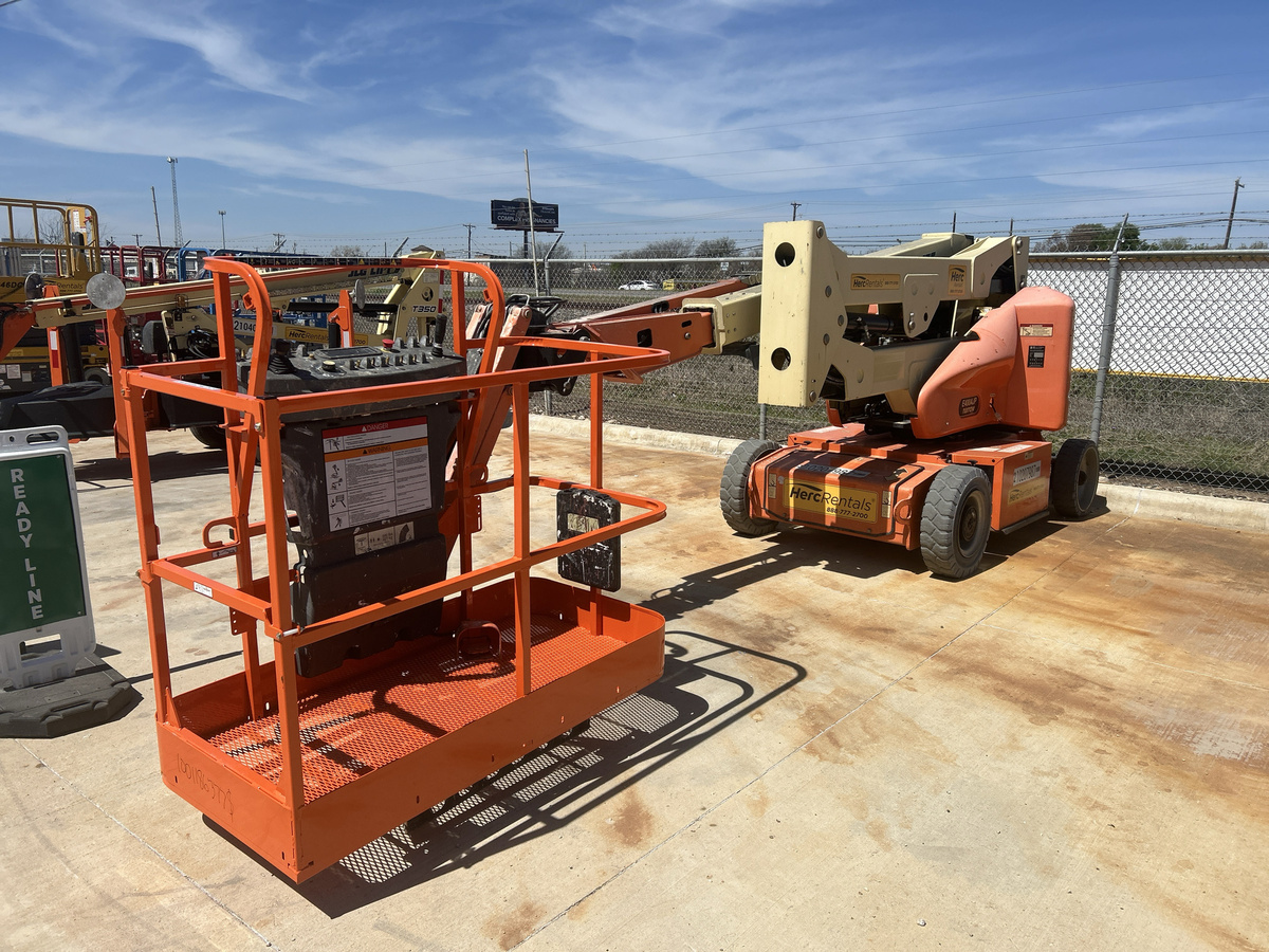 2017 JLG E400AJPN-4