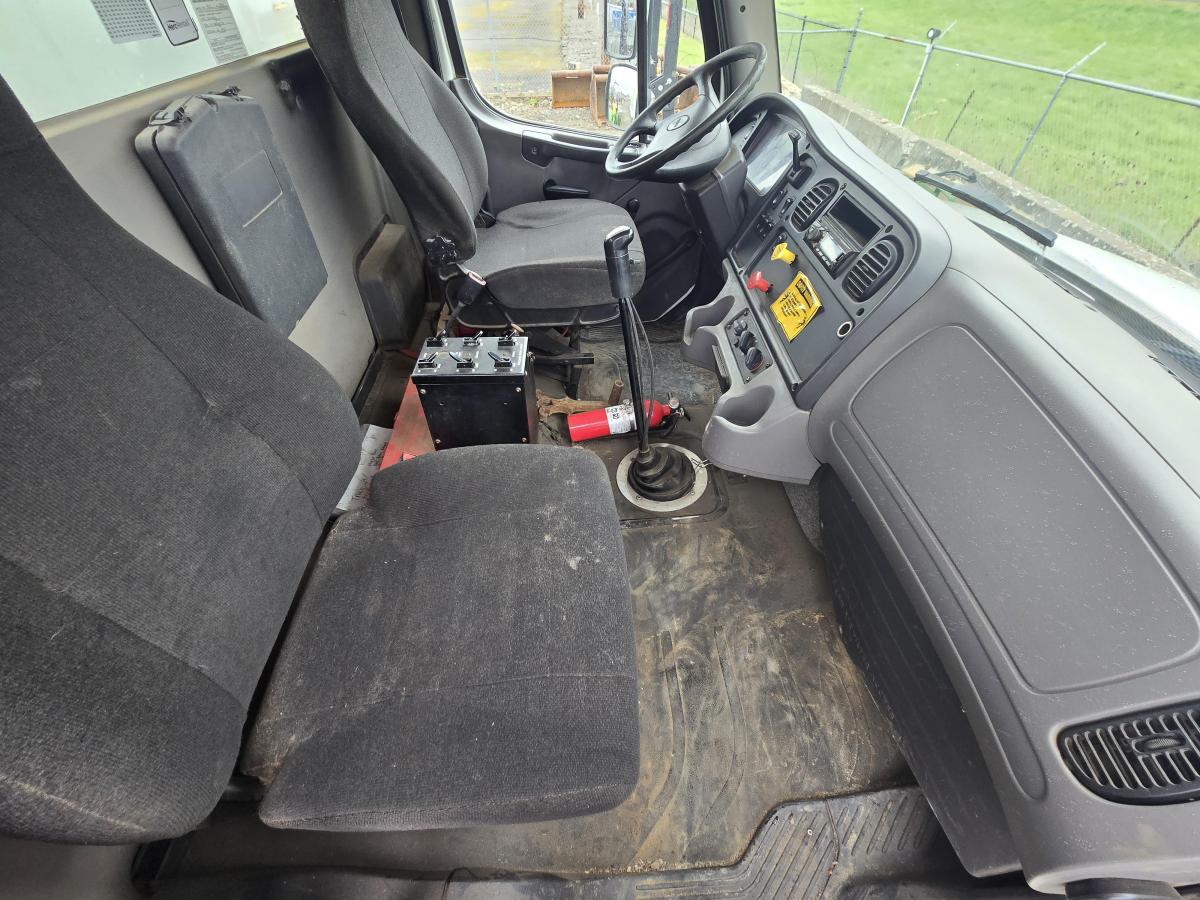 2016 Freightliner M2106-5