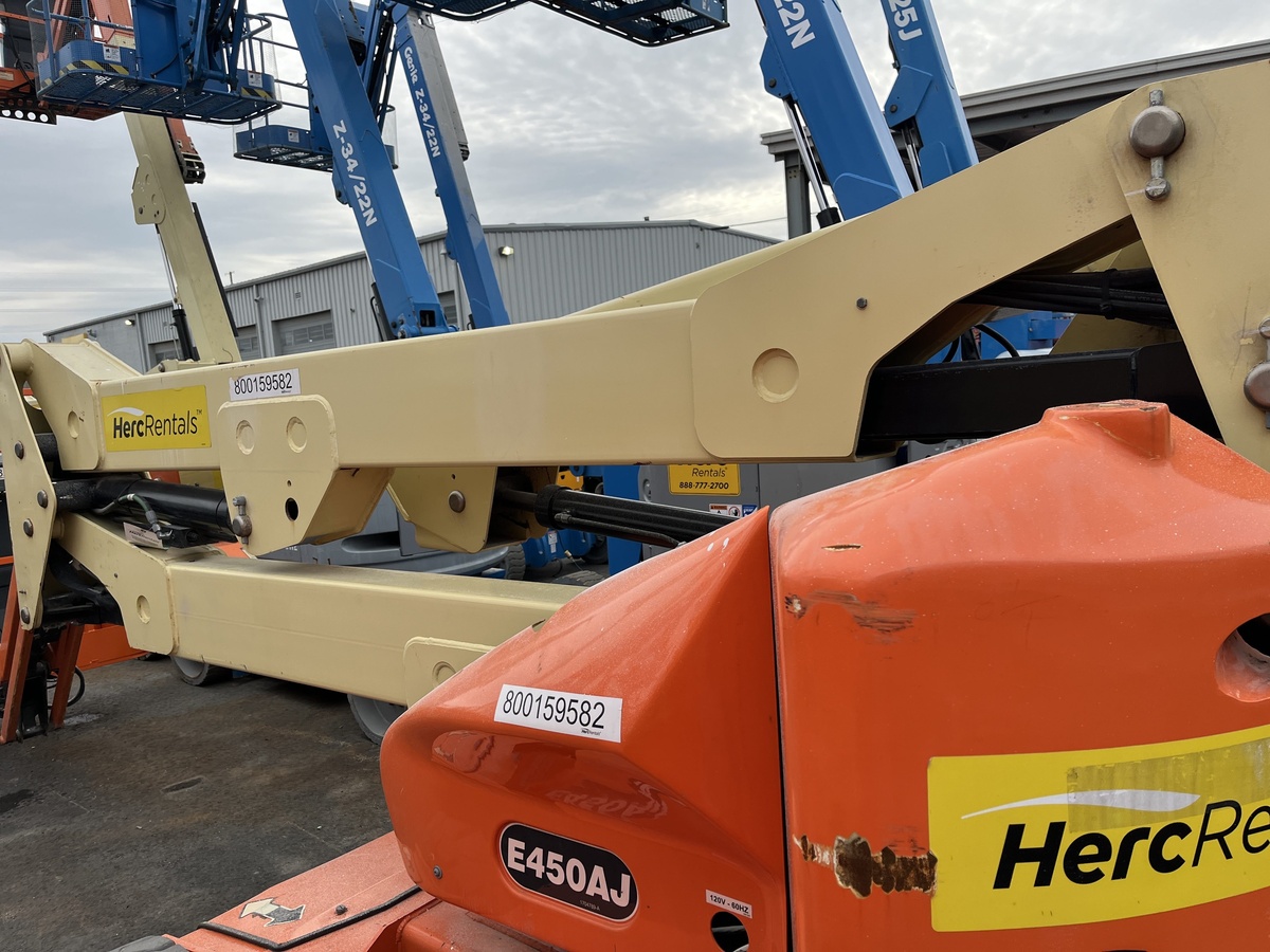 2017 JLG E450AJ-10