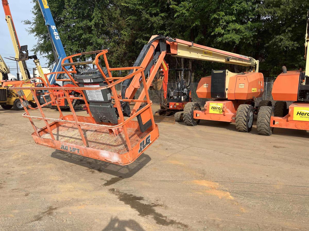 2017 JLG 800AJ