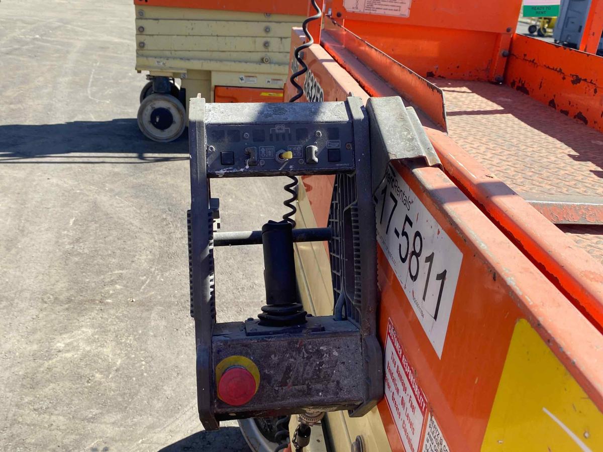 2017 JLG 2632ES
