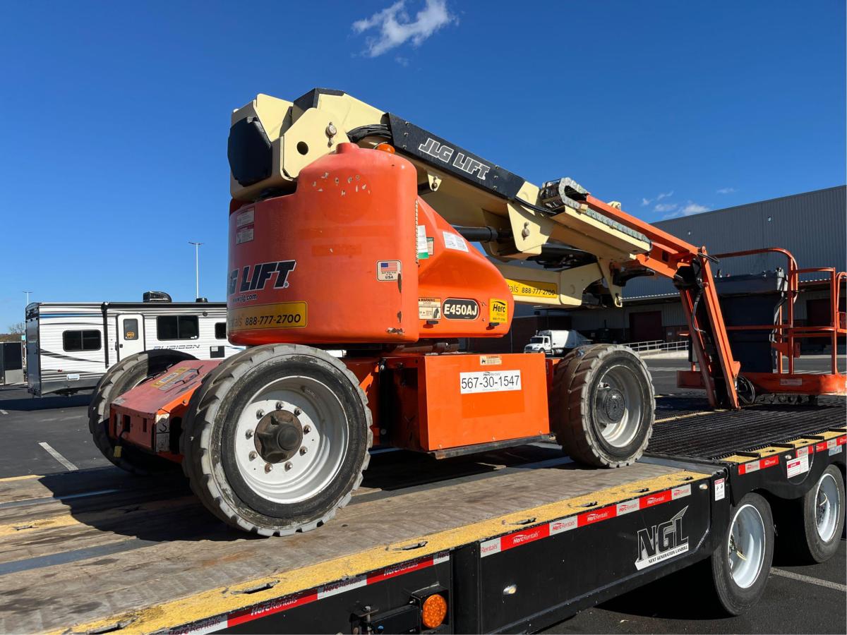 2015 JLG E450AJ