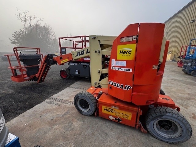 2017 JLG E300AJP