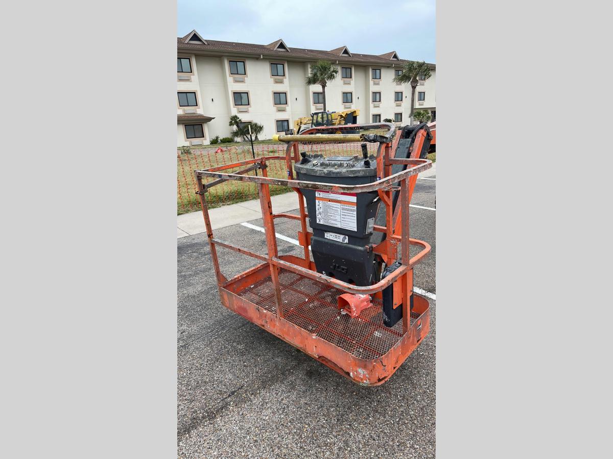 2014 JLG E450AJ