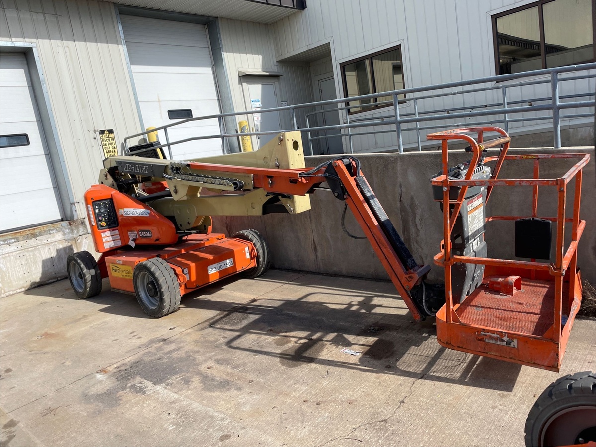 2017 JLG E450AJ