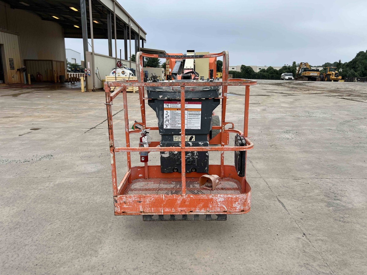 2016 JLG E300AJ-8