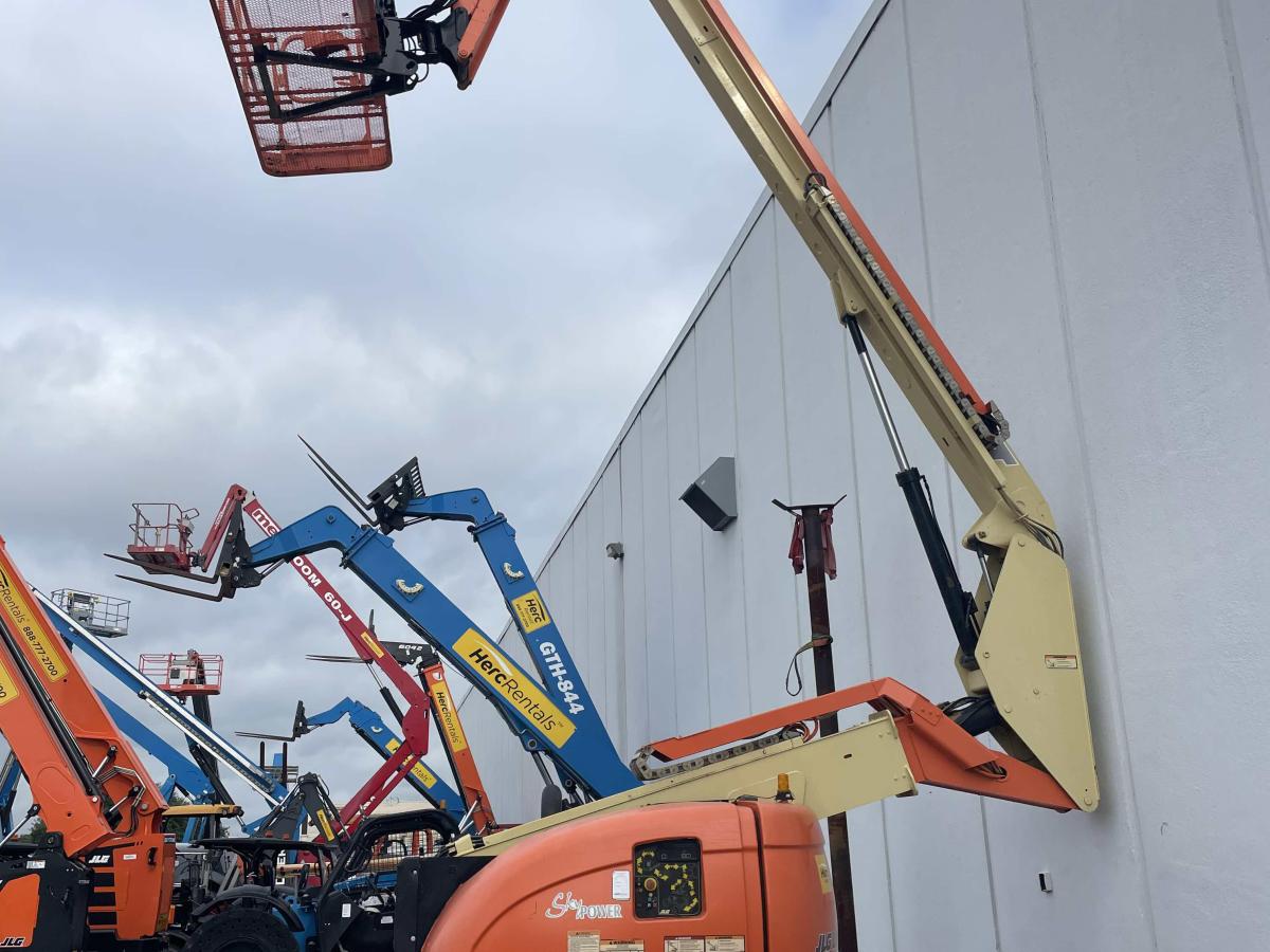 2017 JLG 600AJ-4