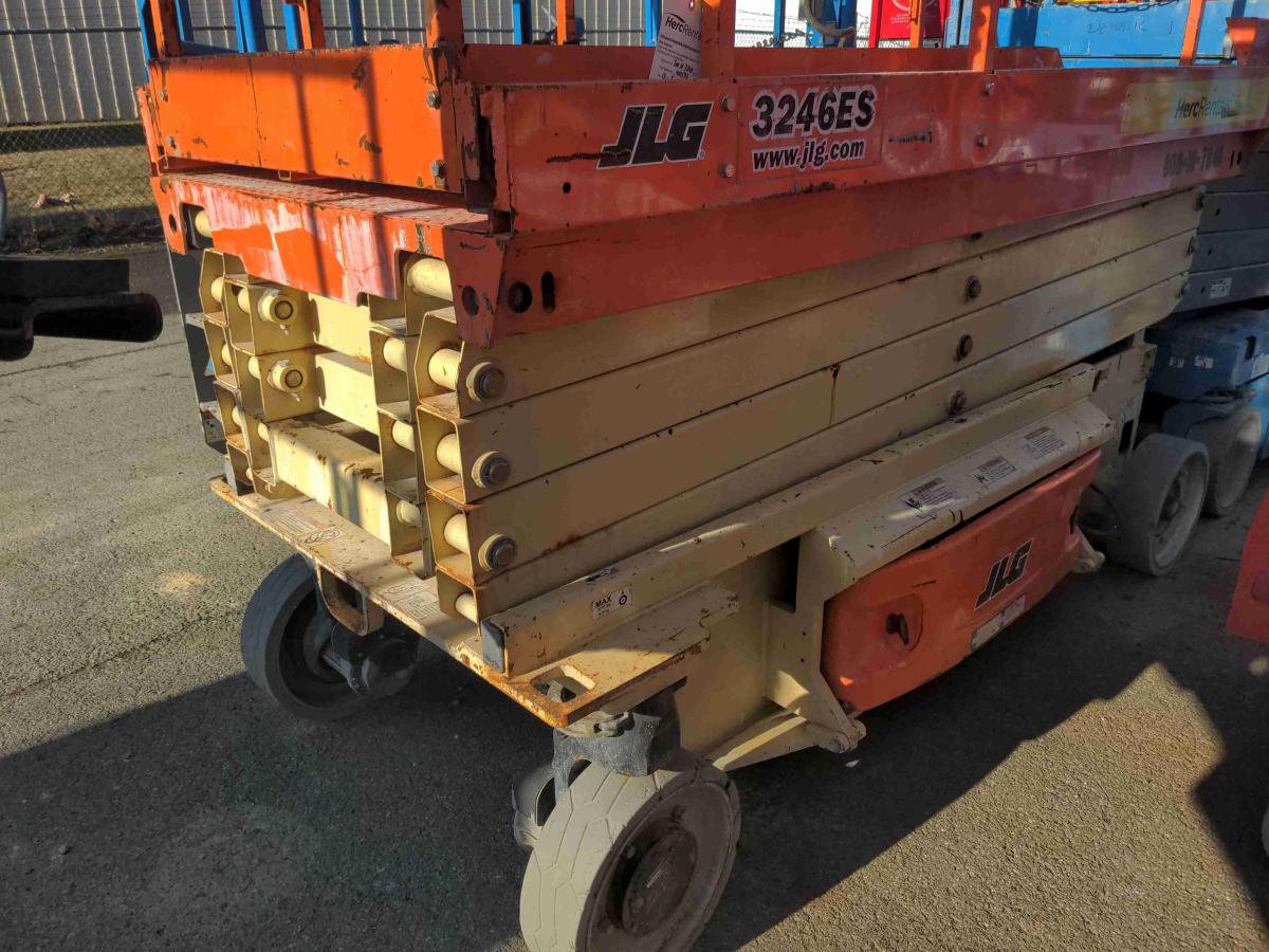 2016 JLG 3246ES