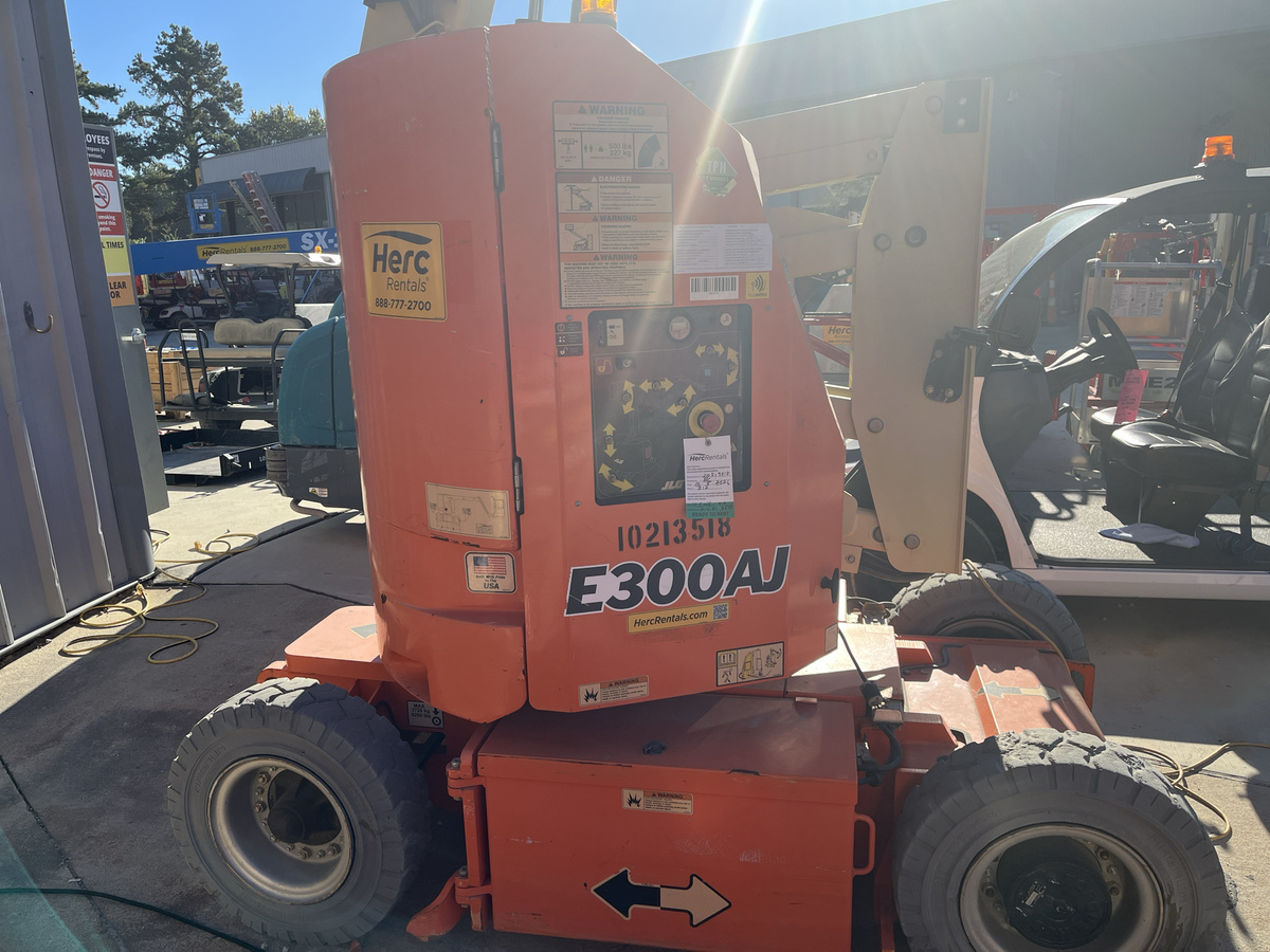 2017 JLG E300AJ-15