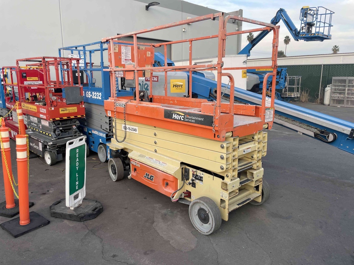 2017 JLG 3246ES