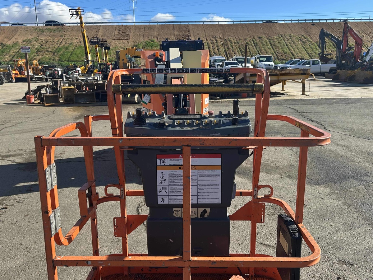 2017 JLG E300AJP