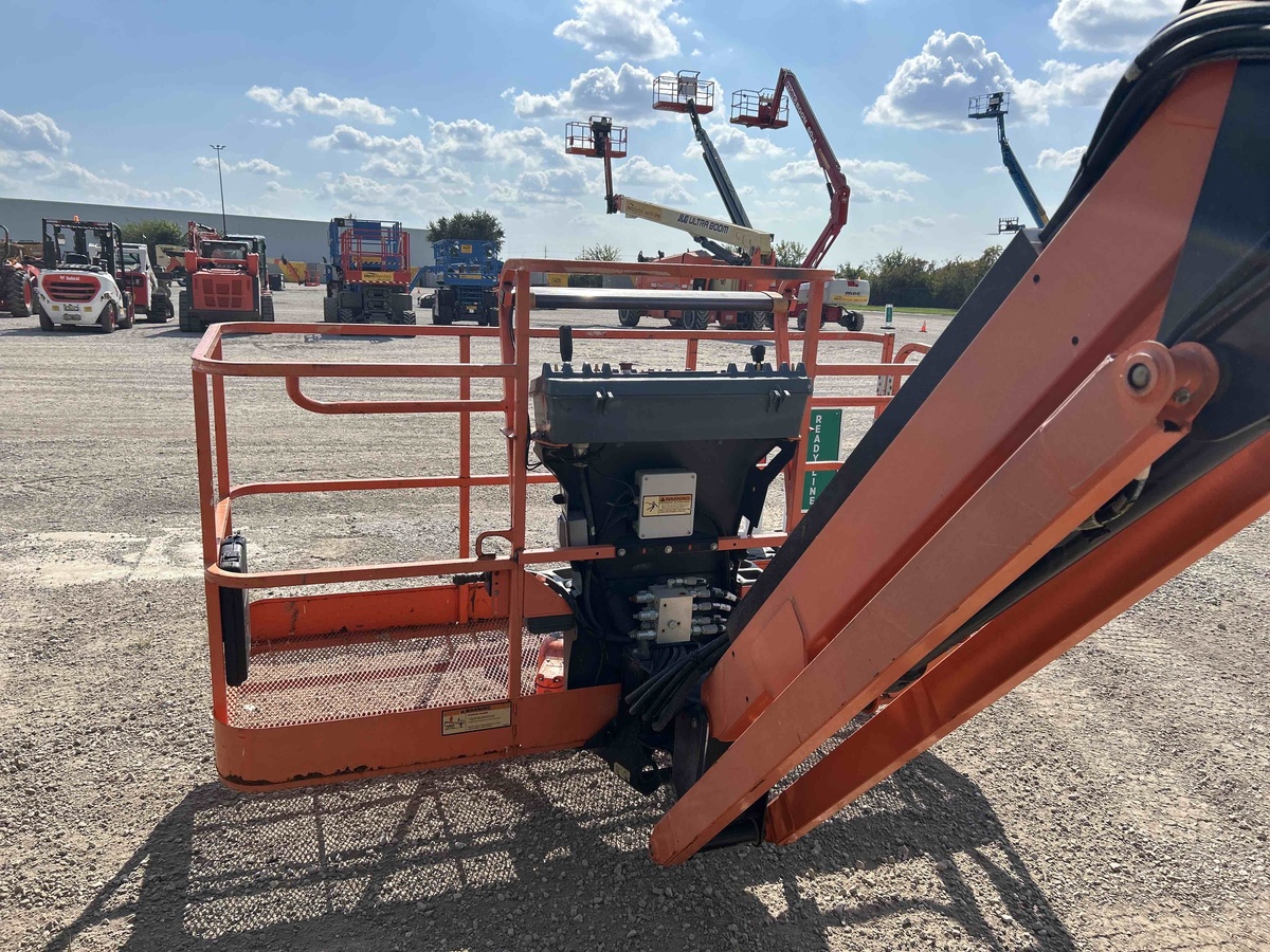 2017 JLG 600AJ-8