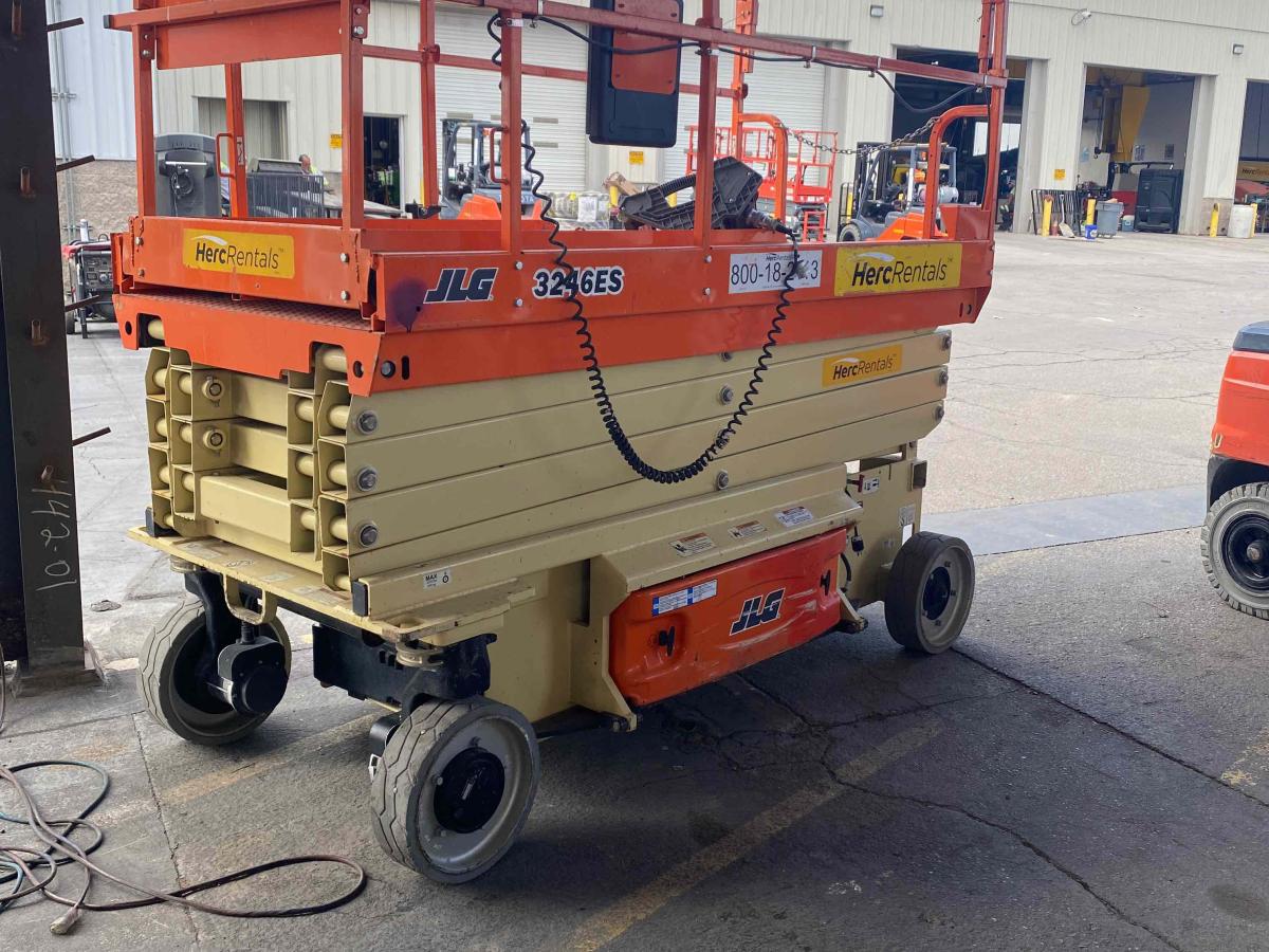 2017 JLG 3246ES