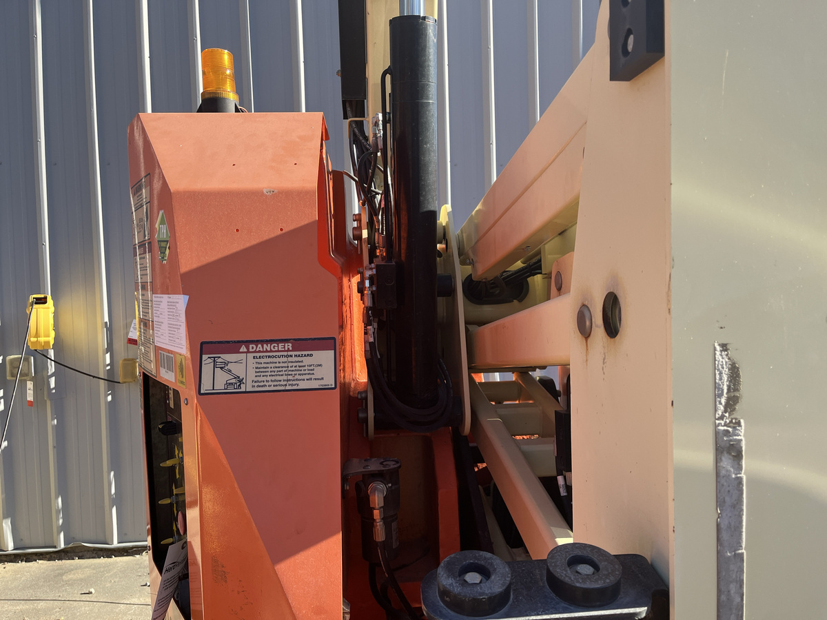 2017 JLG E300AJ-11