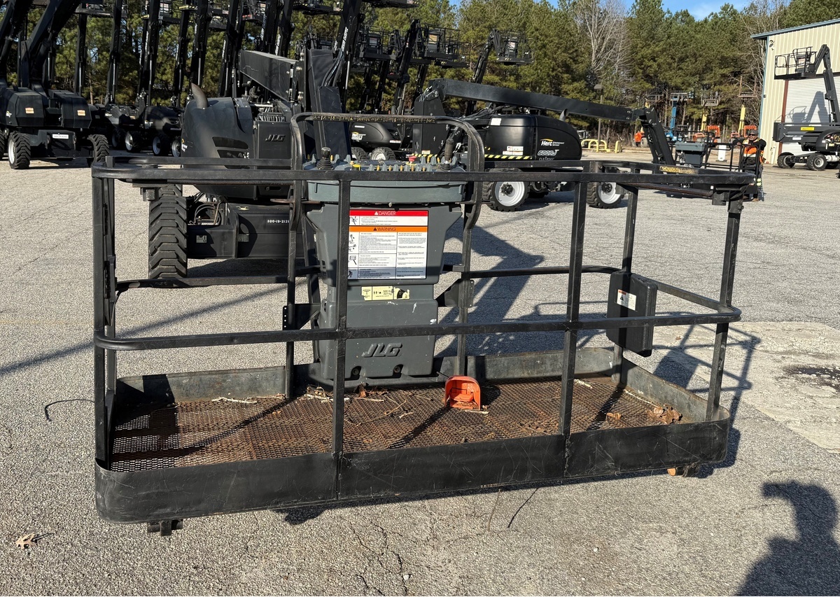 2017 JLG 600AJ-4