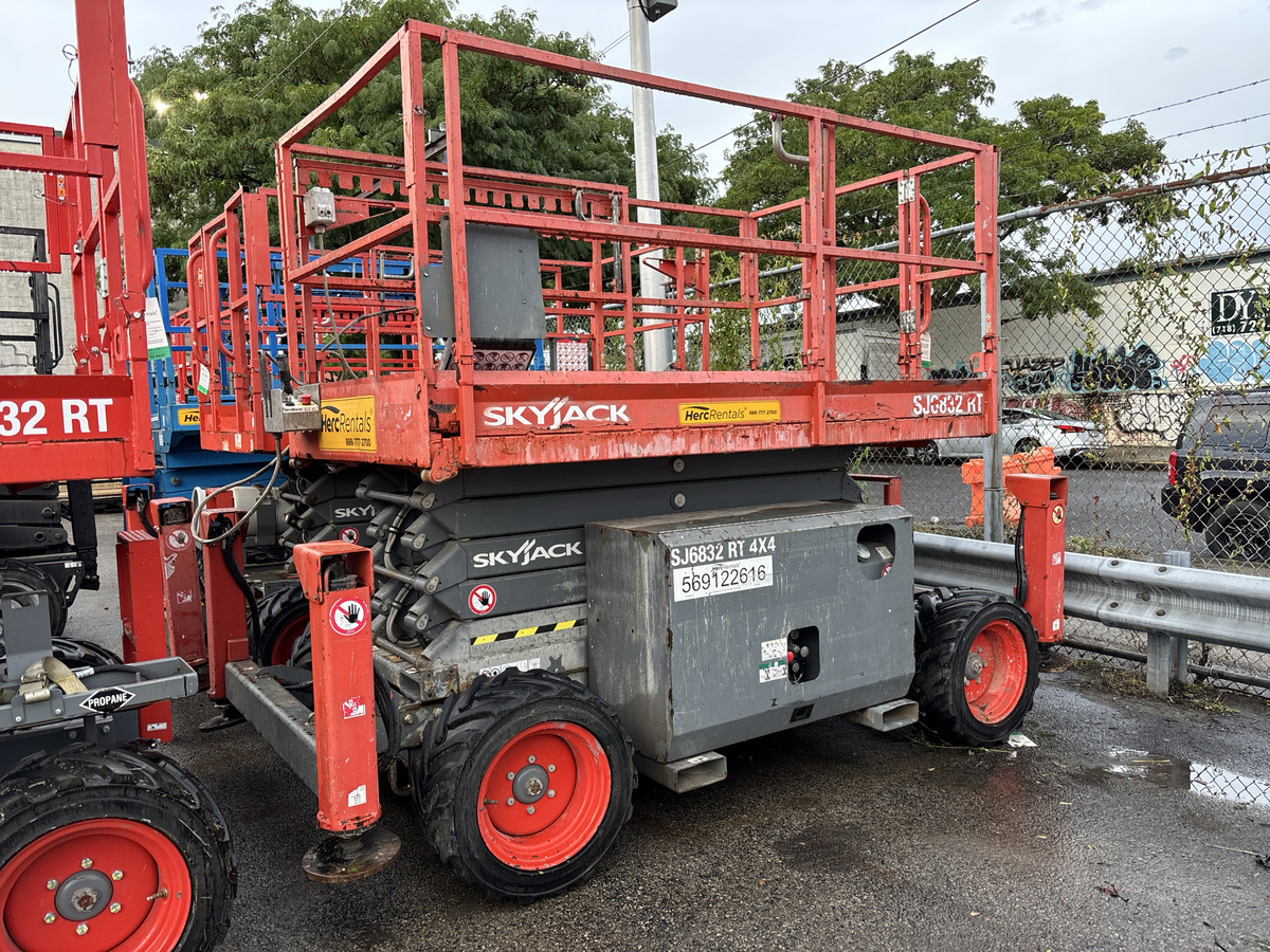 2019 Skyjack SJ-6832RT