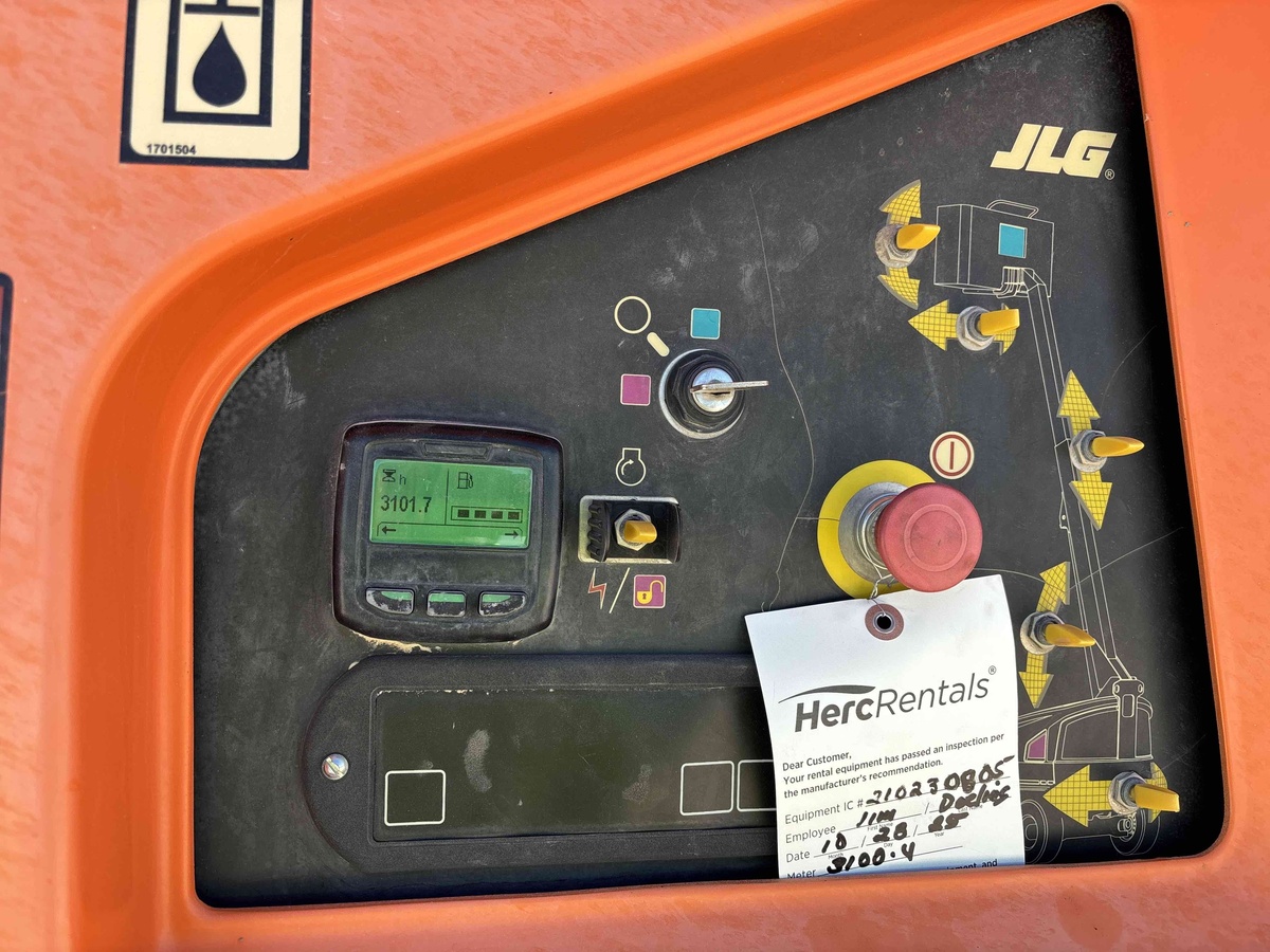 2017 JLG 400S-8
