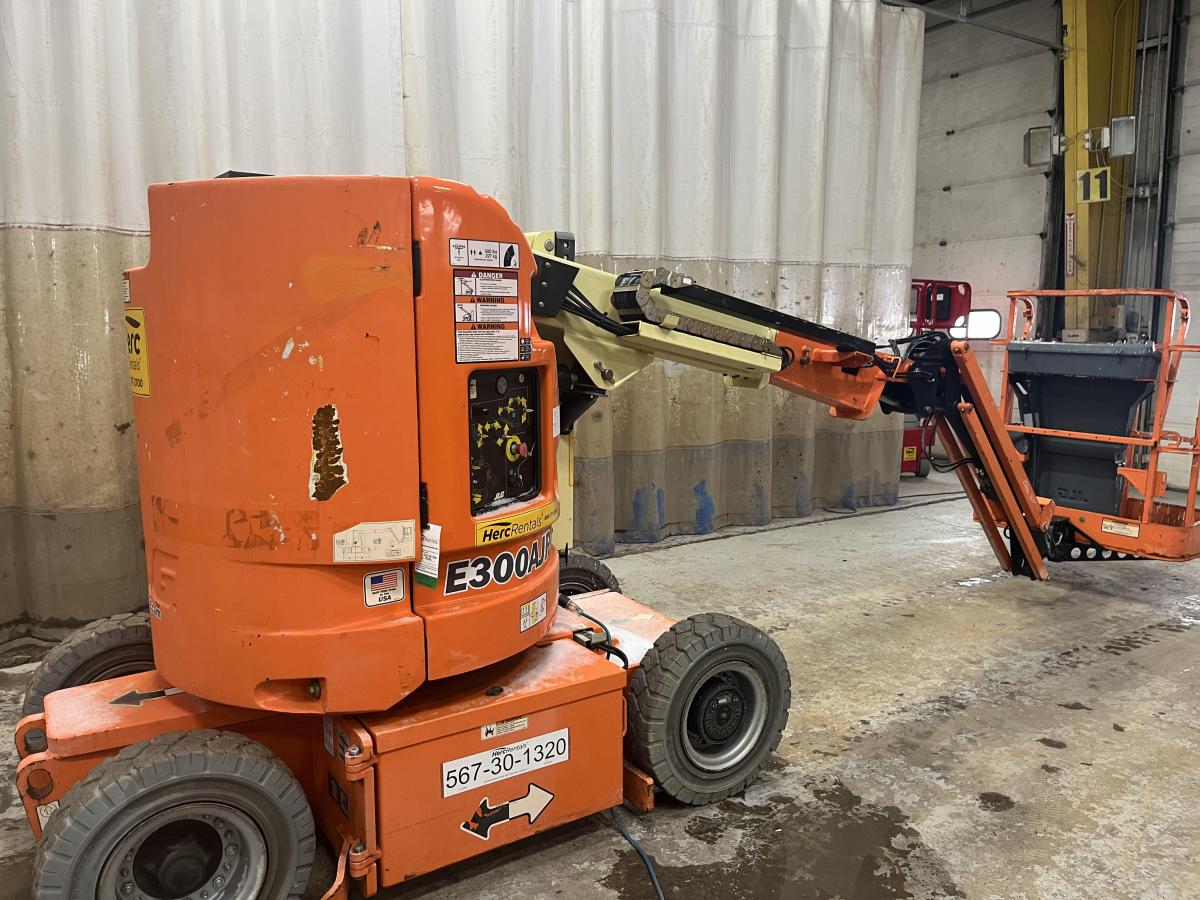 2015 JLG E300AJP