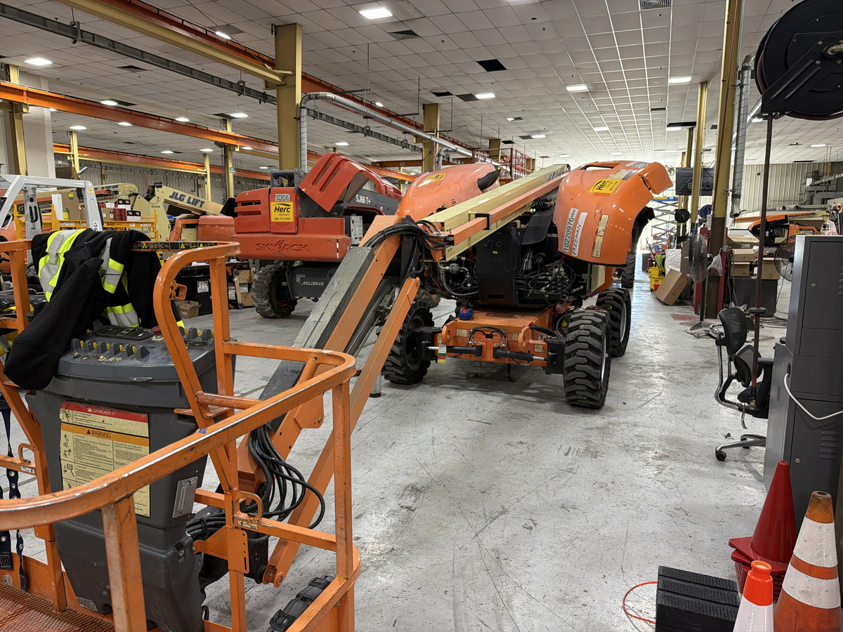 2017 JLG 600AJ