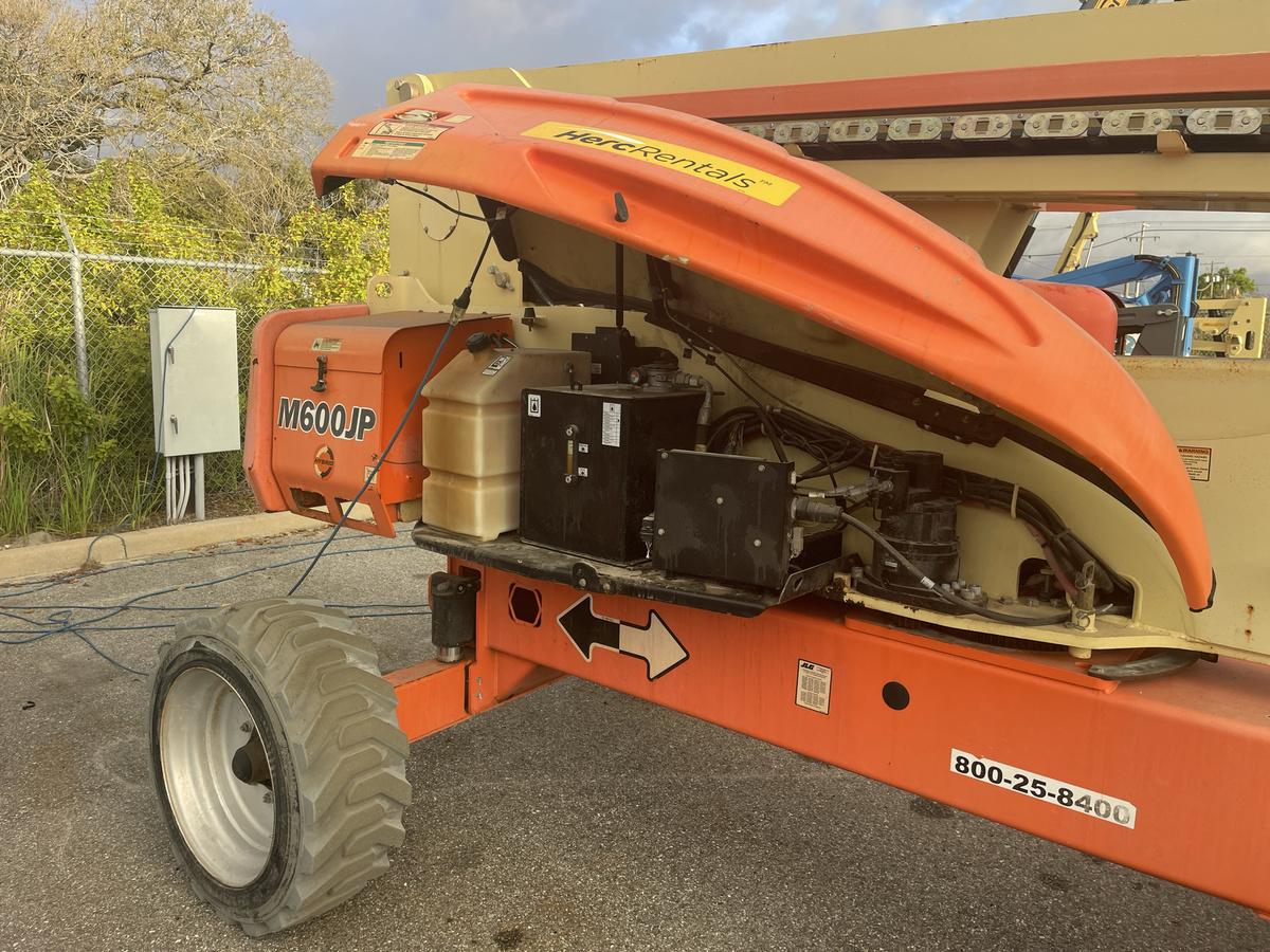 2019 JLG M600JP-8