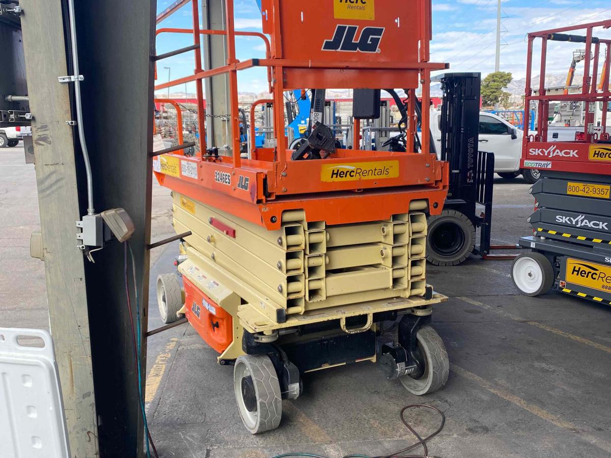 2017 JLG 3246ES