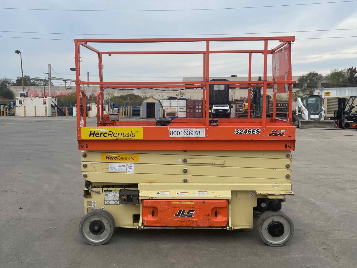 2017 JLG 3246ES