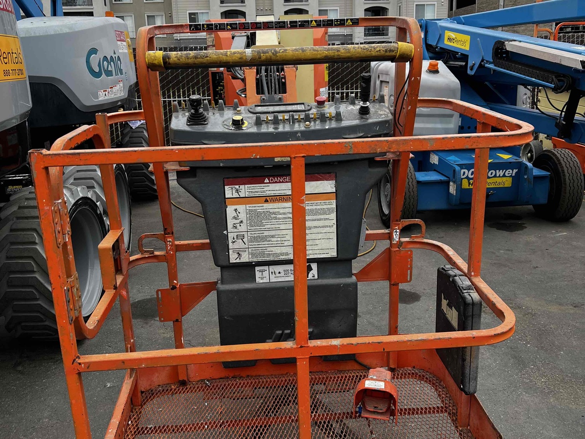 2017 JLG E300AJP-2