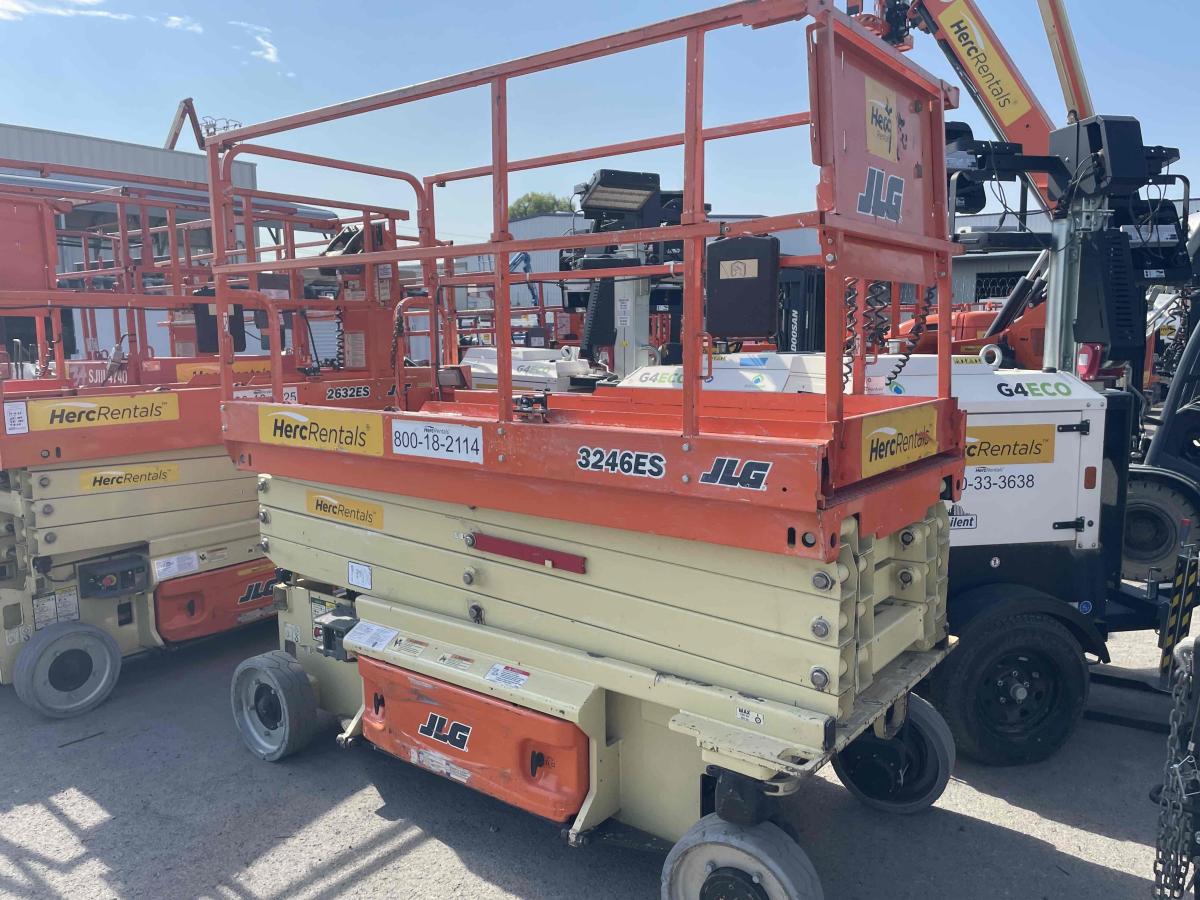 2017 JLG 3246ES