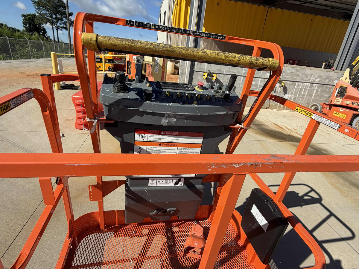 2017 JLG E400AJPN-2