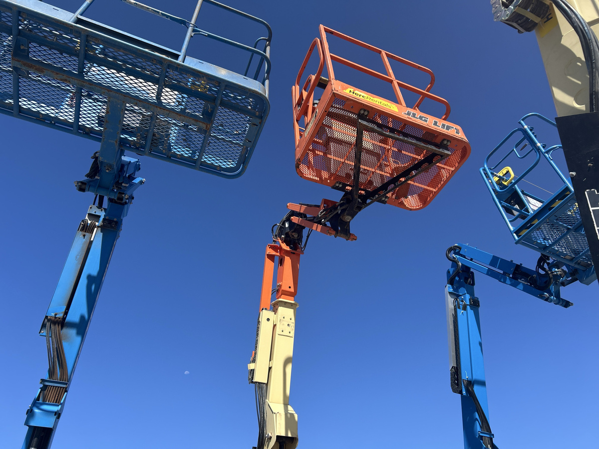 2017 JLG E400AJPN-5