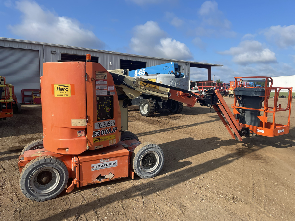 2017 JLG E300AJP
