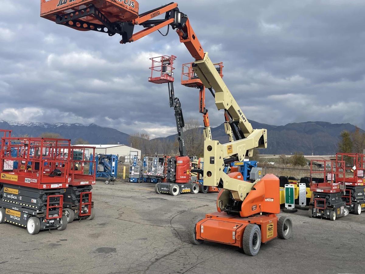 2017 JLG E400AJPN