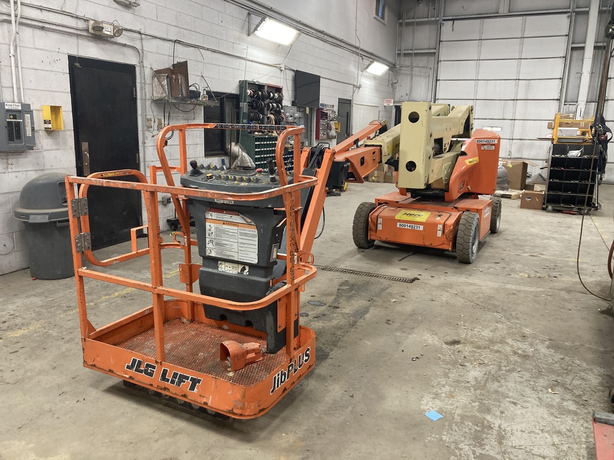 2017 JLG E400AJPN-5