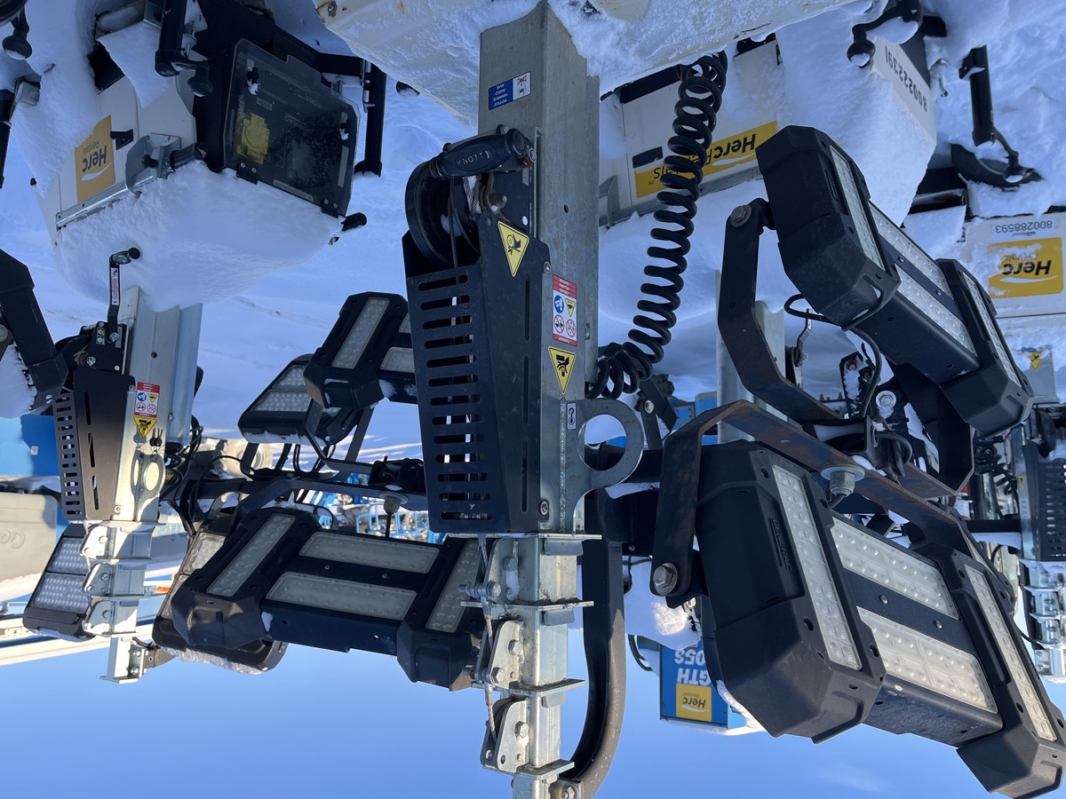 2018 Magnum PLT240-7