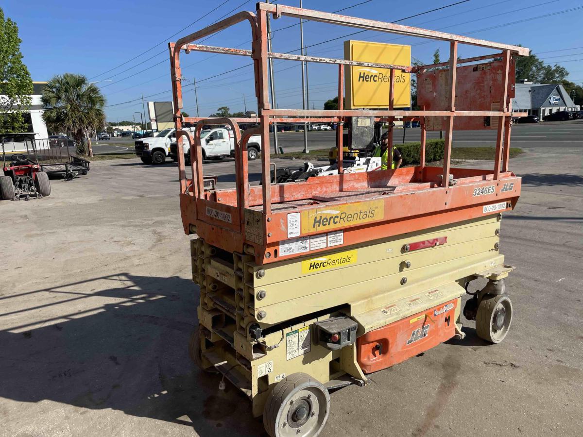 2018 JLG 3246ES