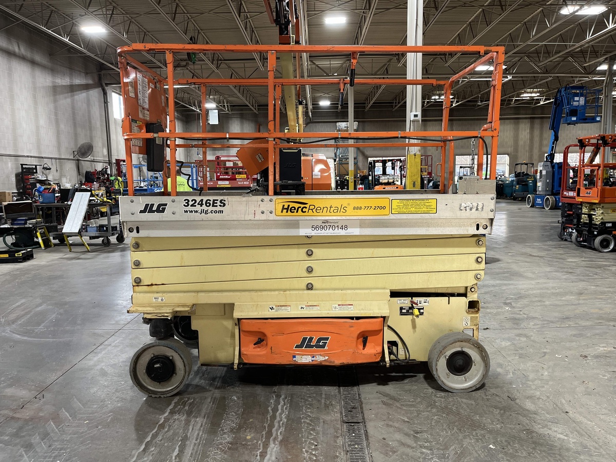 2014 JLG 3246ES