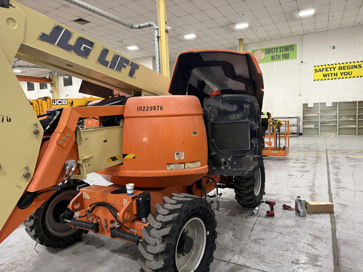 2017 JLG 600AJ-4
