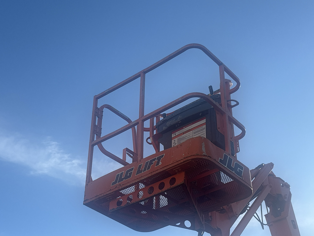 2013 JLG E400AJPN-7