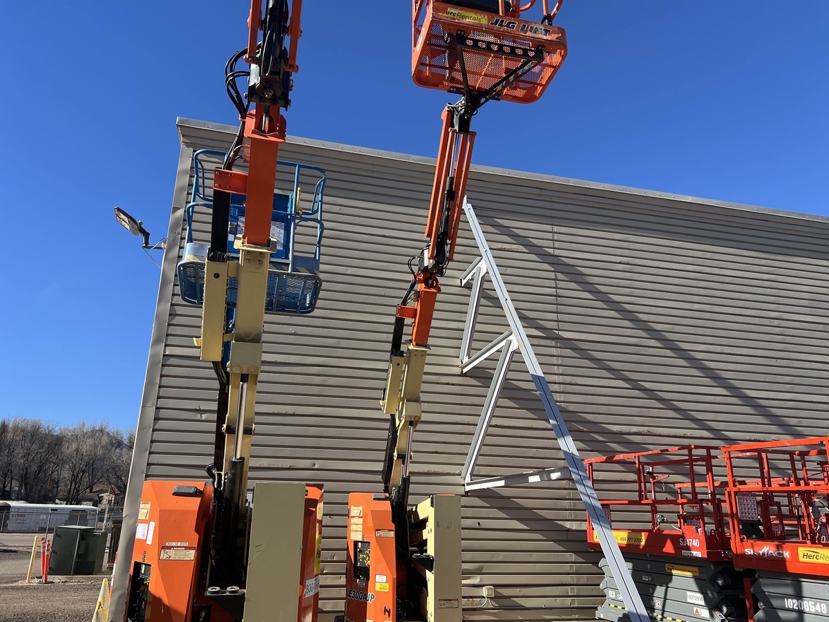 2017 JLG E300AJP-2