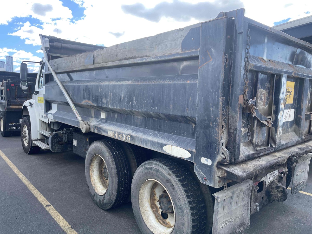 2017 Freightliner M2106-4